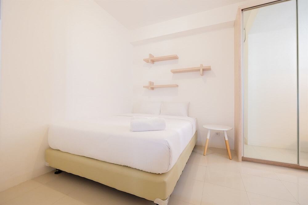 Джакарта: Comfy Connected to Mall at Bassura City Apartment