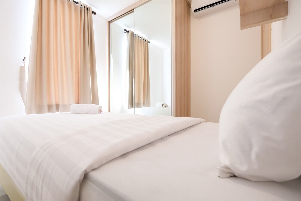 Джакарта: Comfy Connected to Mall at Bassura City Apartment