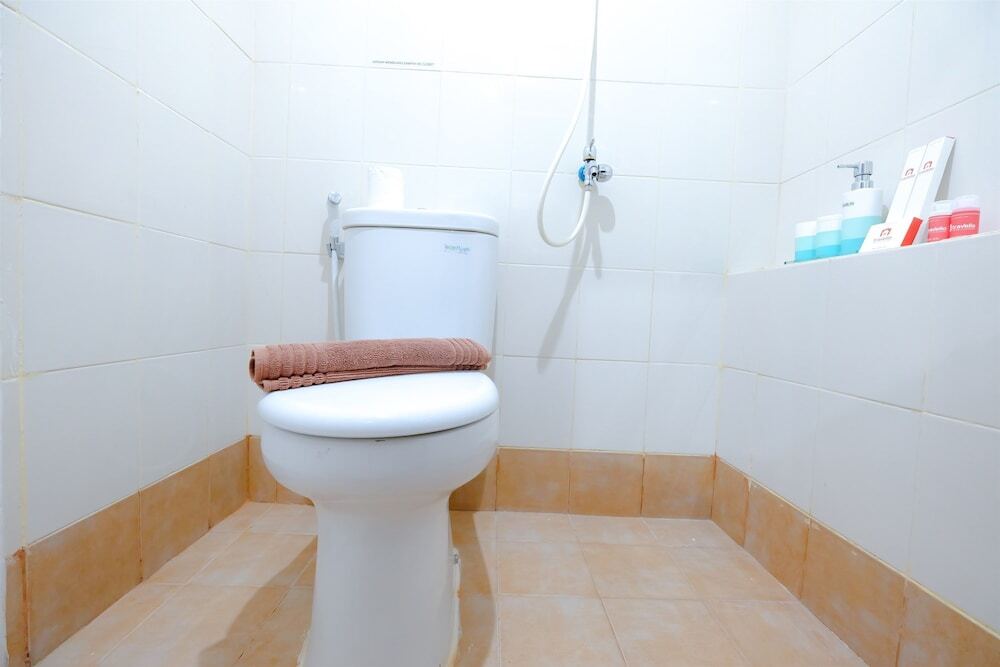 Джакарта: New Furnished Bassura City Apartment