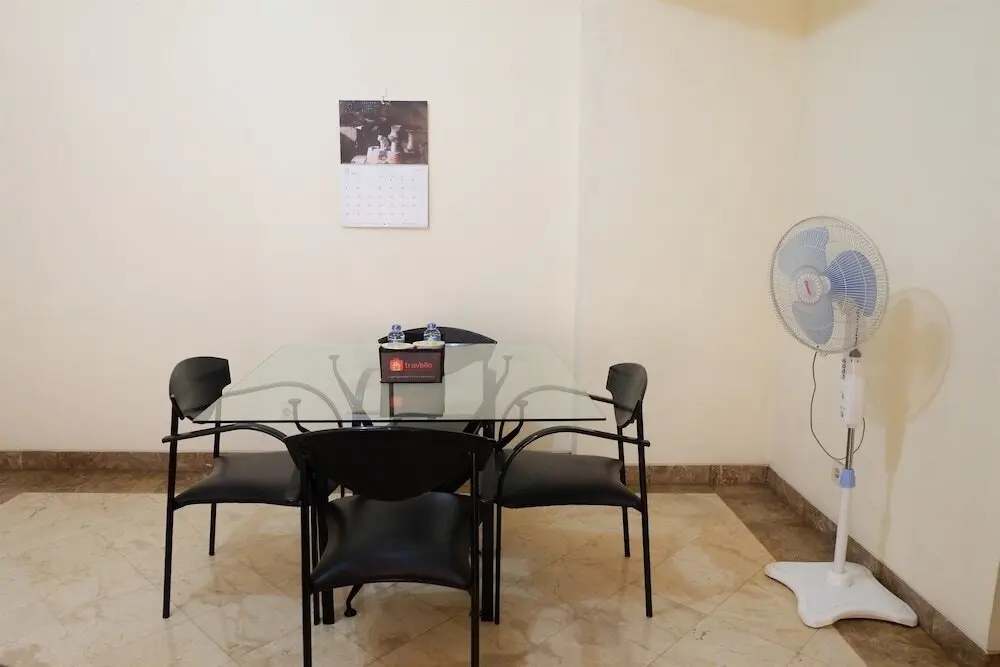 Джакарта: Minimalist Bonavista Apartment