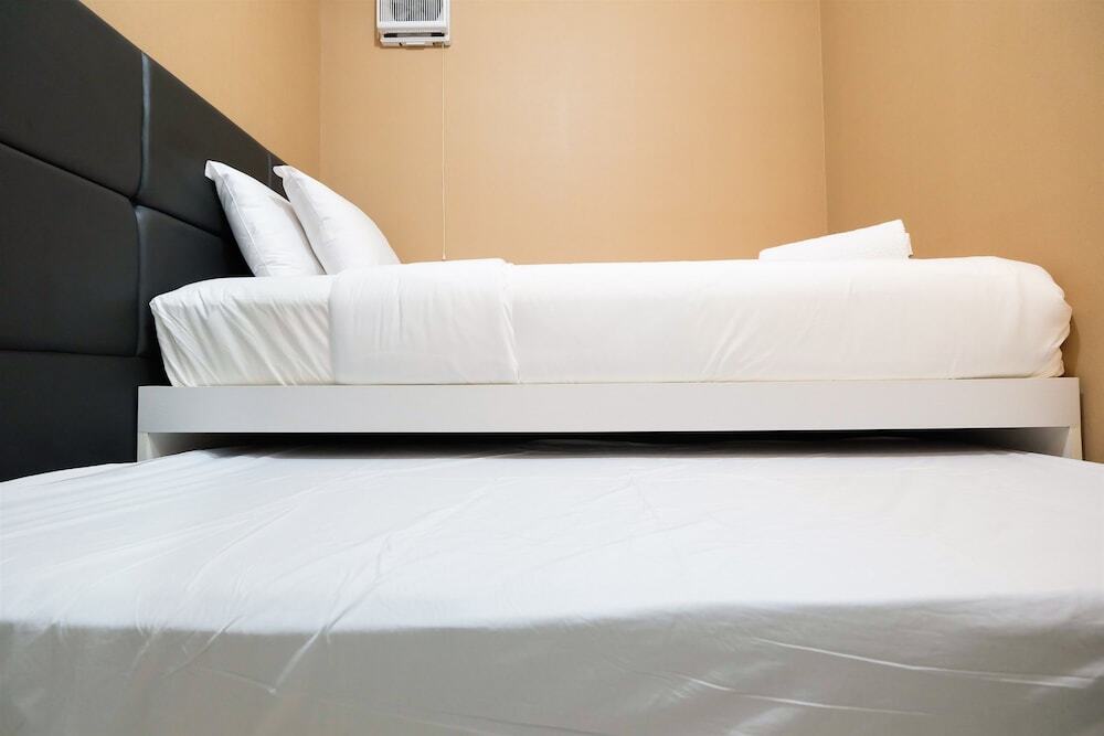 Джакарта: Luxurious Bassura City Apartment with Mall Access