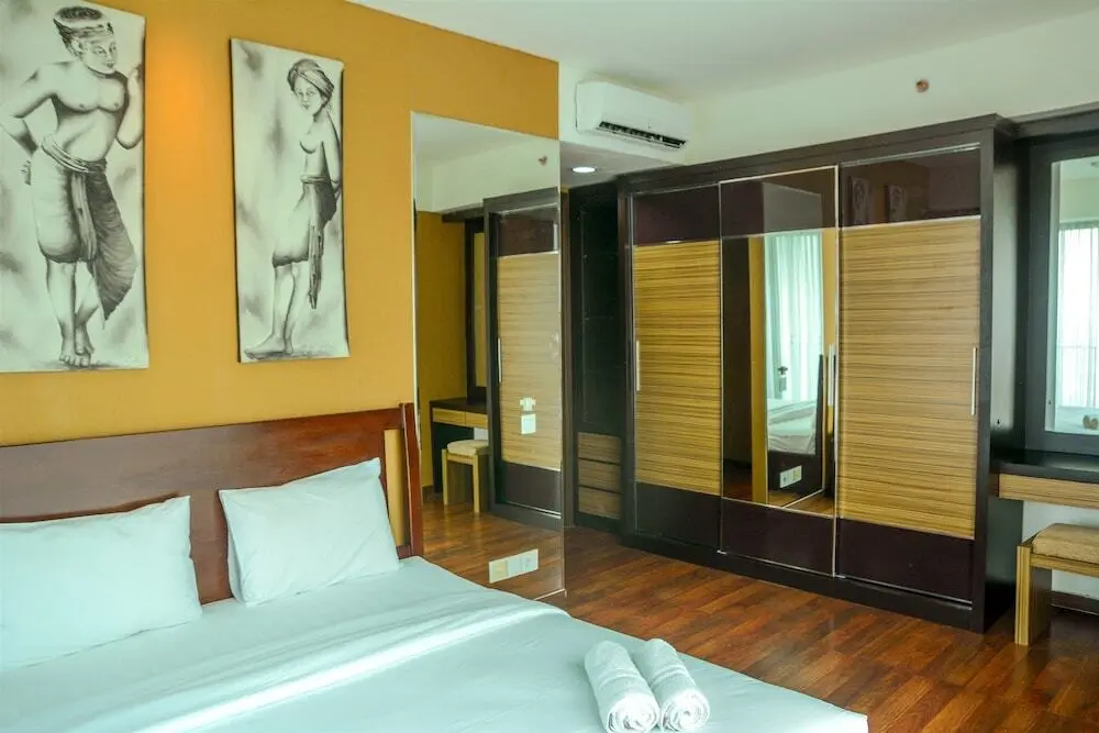 Джакарта: Cozy Pool View Kemang Village Residence Apartment with Direct Access To Mall