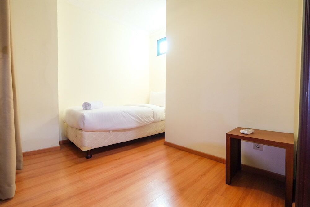 Джакарта: Spacious Riverside Pluit Apartment