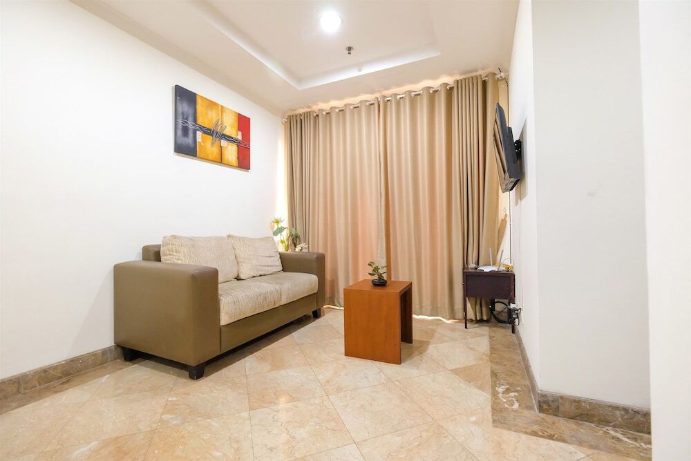 Джакарта: Spacious Riverside Pluit Apartment