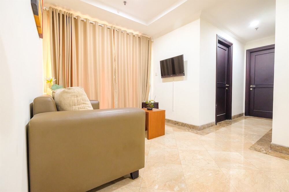Джакарта: Spacious Riverside Pluit Apartment