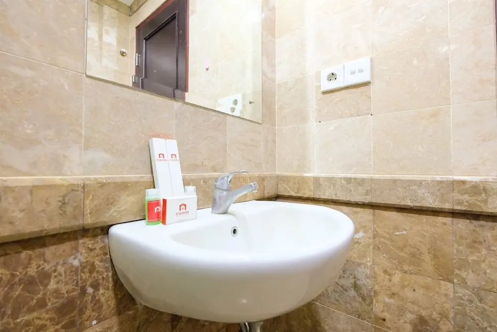Джакарта: Spacious Riverside Pluit Apartment