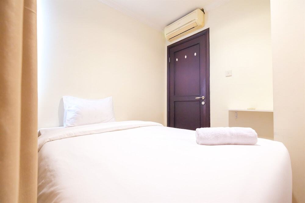 Джакарта: Spacious Riverside Pluit Apartment