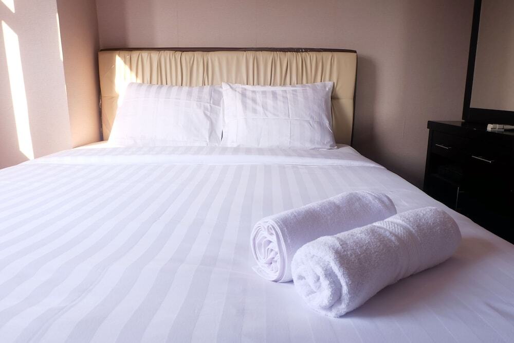 Джакарта: Kalibata Apartment With Sofa Bed Near Shopping Center