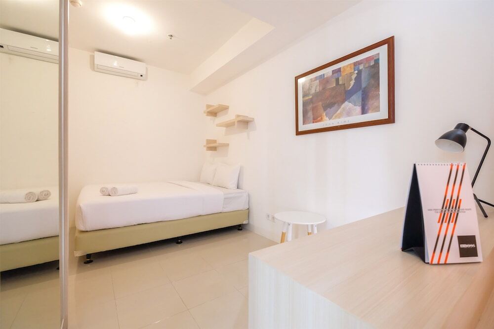Джакарта: Spacious Bassura City Apartment with Pool View
