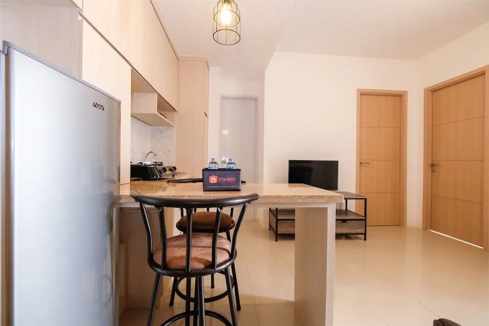 Джакарта: Spacious Bassura City Apartment with Pool View