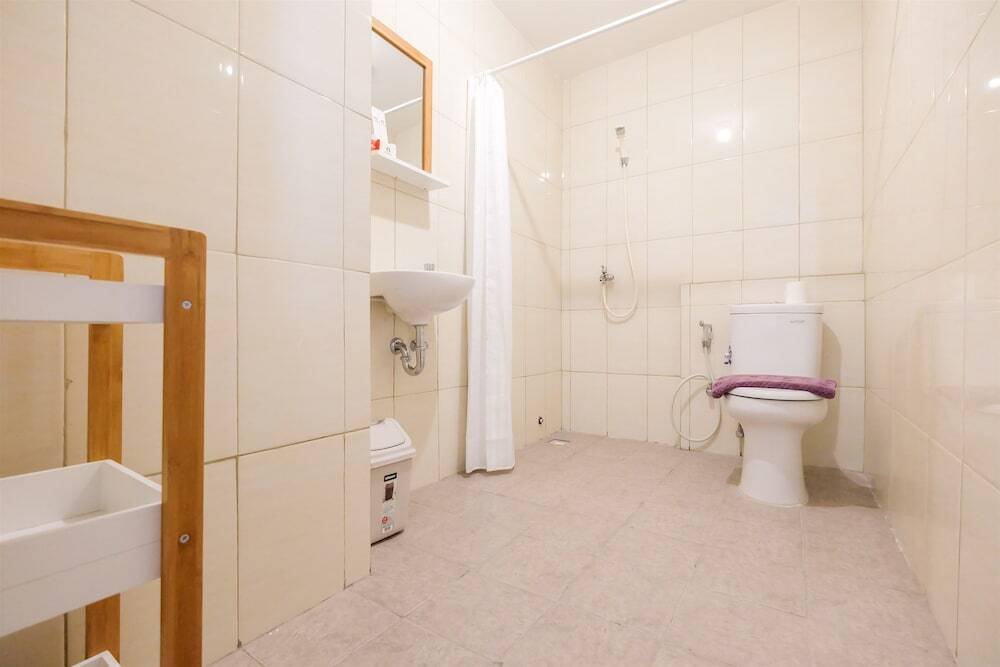 Джакарта: Spacious Bassura City Apartment with Pool View