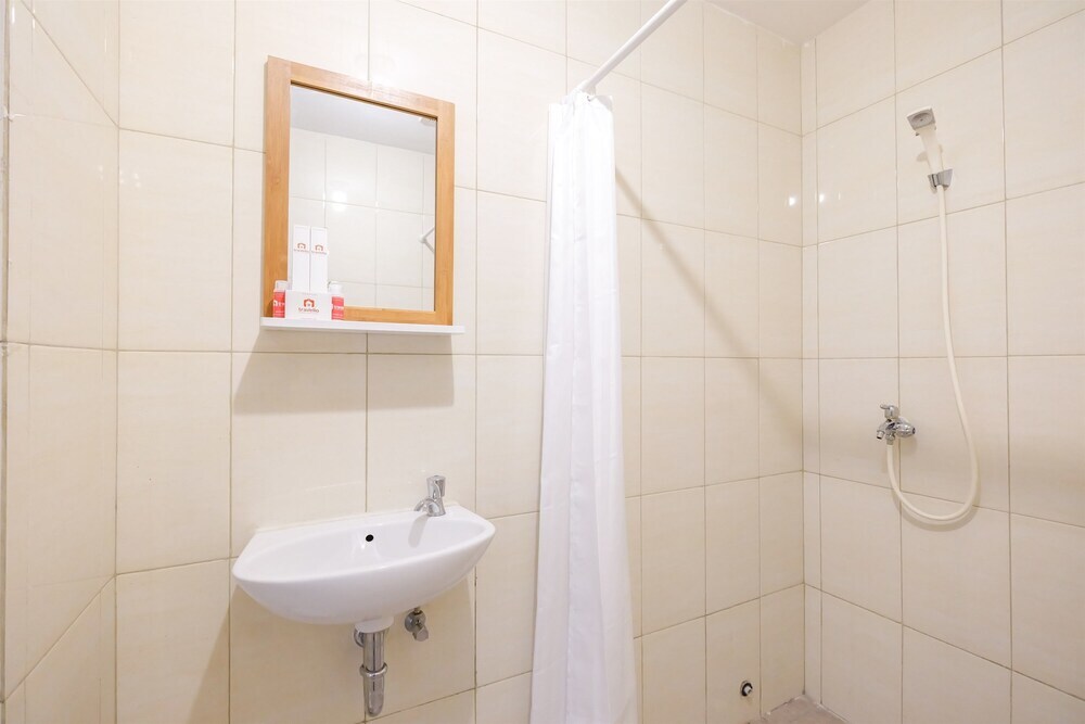 Джакарта: Spacious Bassura City Apartment with Pool View
