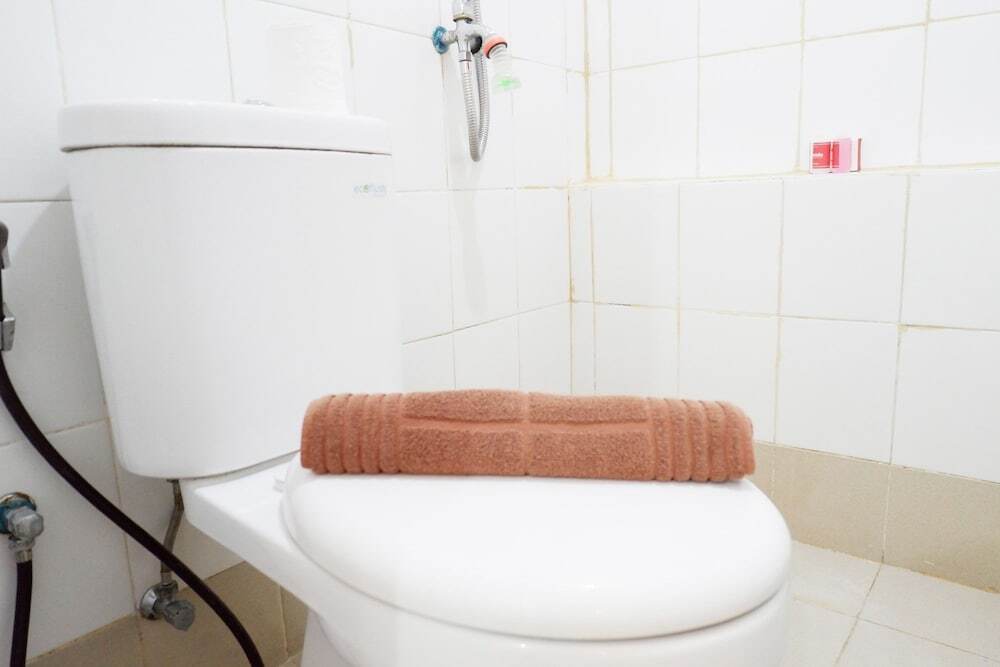 Джакарта: Simple and Modern Bassura City Apartment
