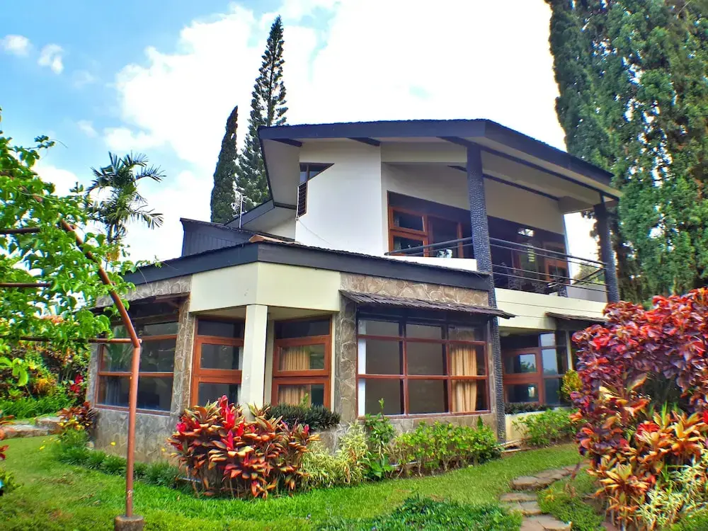 Бату: Villa 4-BR Klub Bunga No. 8 Batu Malang