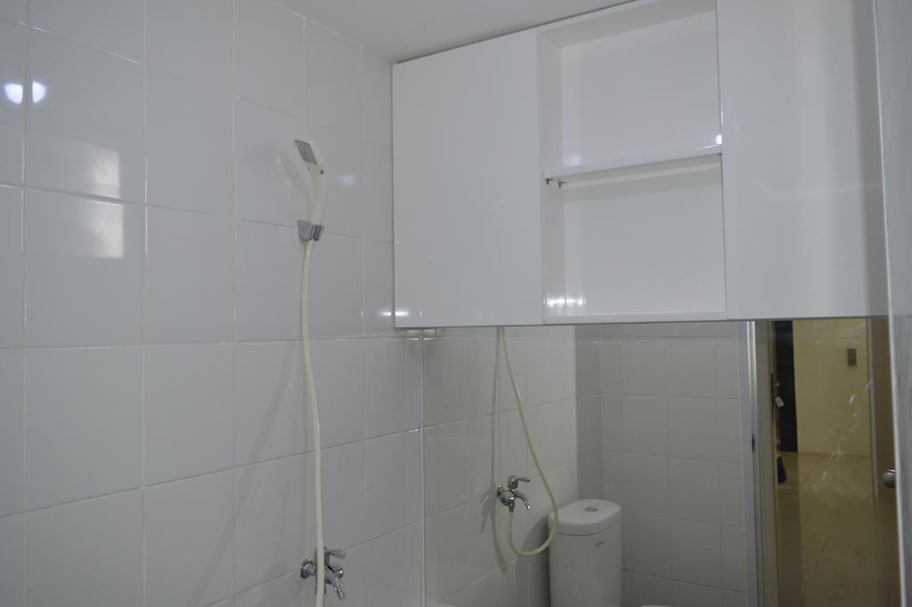 Джакарта: Roomku at Bassura City Apartment