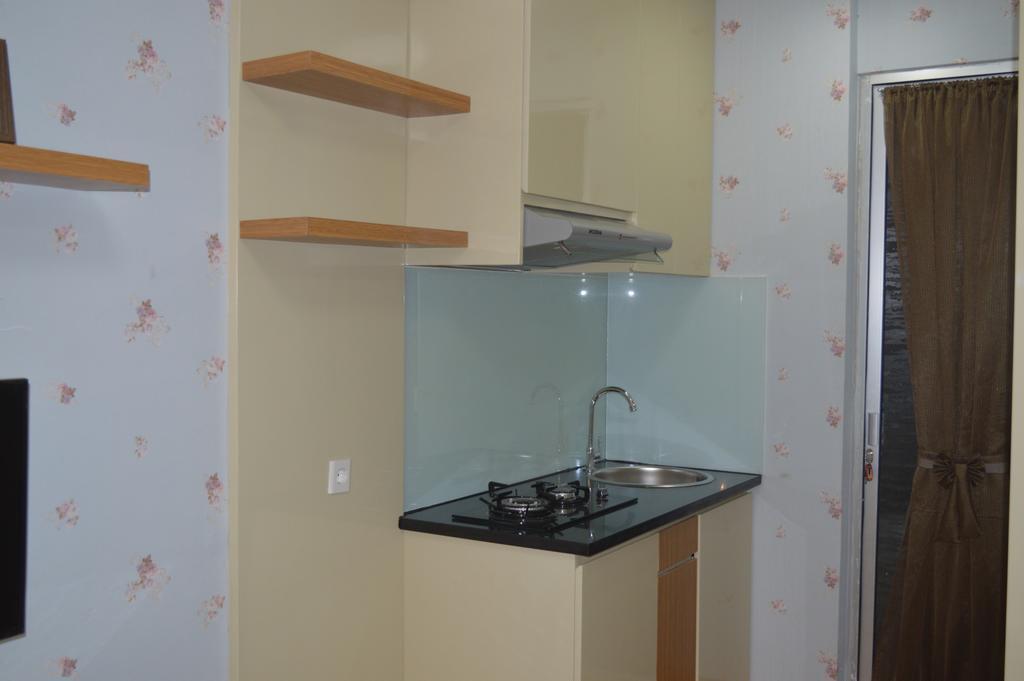 Джакарта: Roomku at Bassura City Apartment