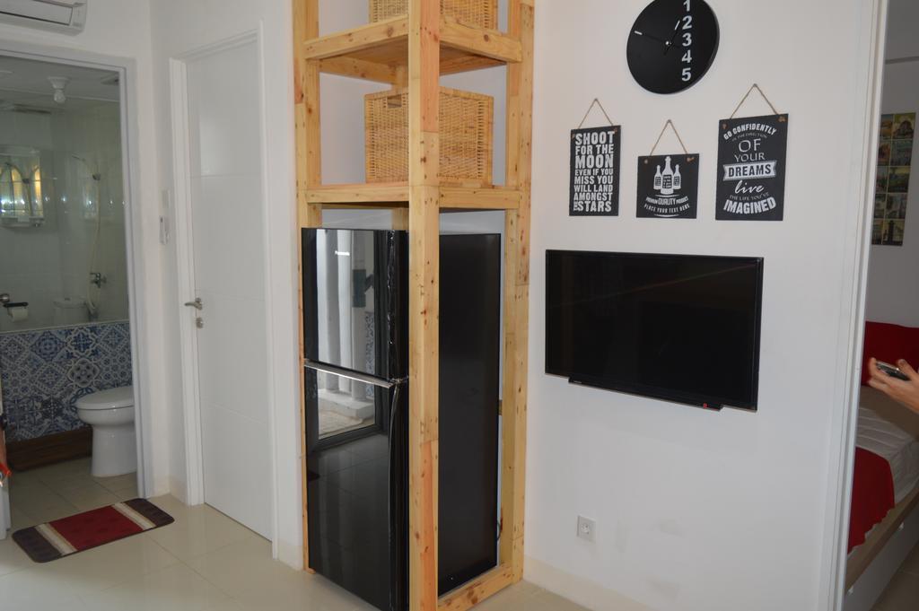 Джакарта: Roomku at Bassura City Apartment
