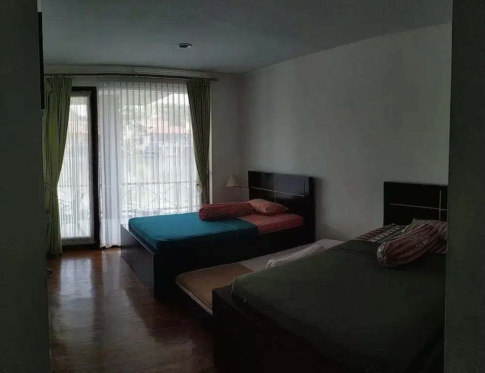 Чипанас: Villa Pinggir Danau Puncak for 30 pax