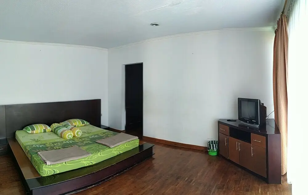 Чипанас: Villa Pinggir Danau Puncak for 30 pax