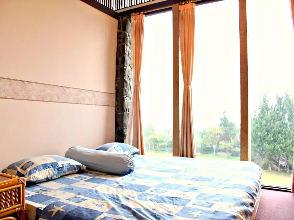 Паромпонг: De Villa Istana Bunga by HouseinBandung