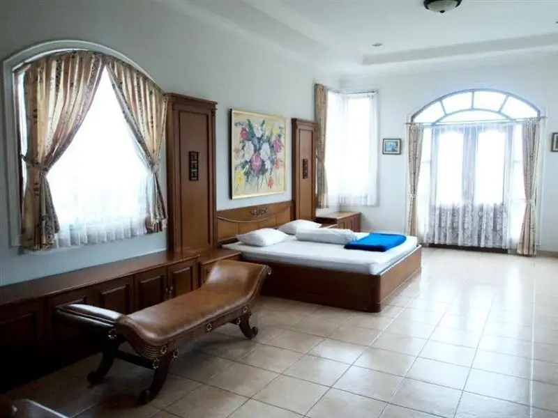 Паромпонг: De Villa Istana Bunga by HouseinBandung