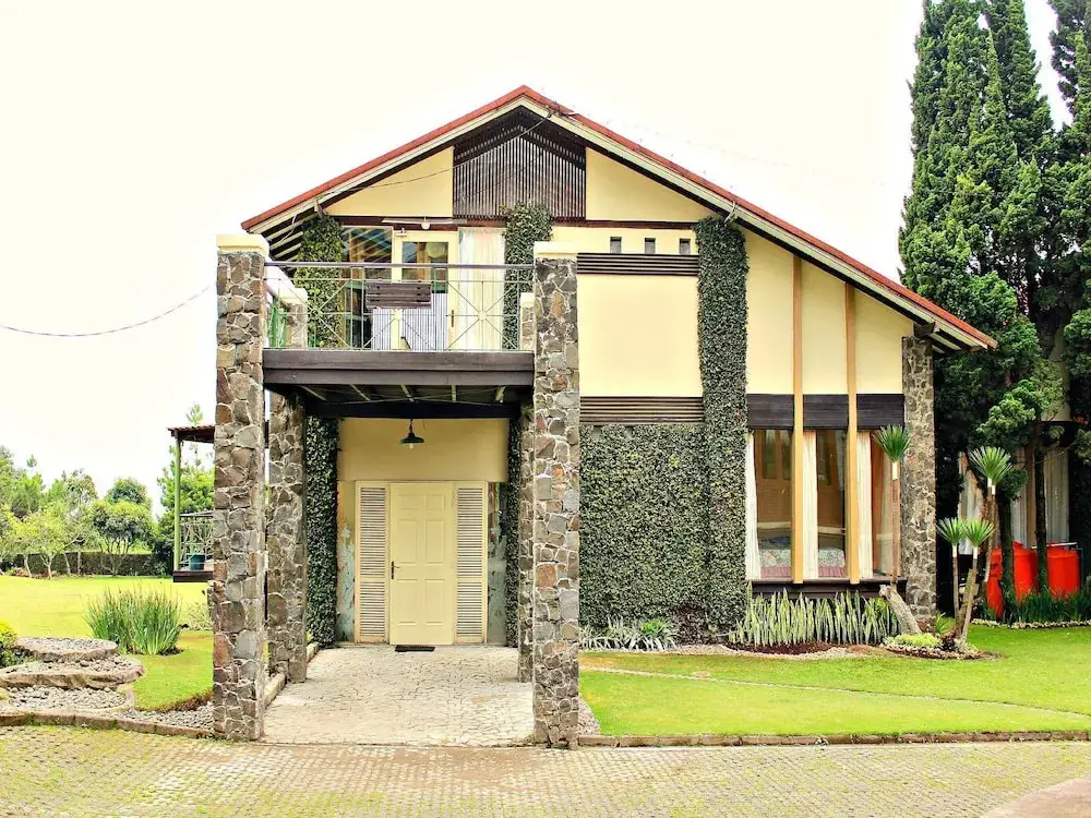 Паромпонг: De Villa Istana Bunga by HouseinBandung