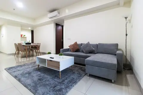 2 BR Best in Kelapa Gading Sherwood Apartment By Travelio — фото 1