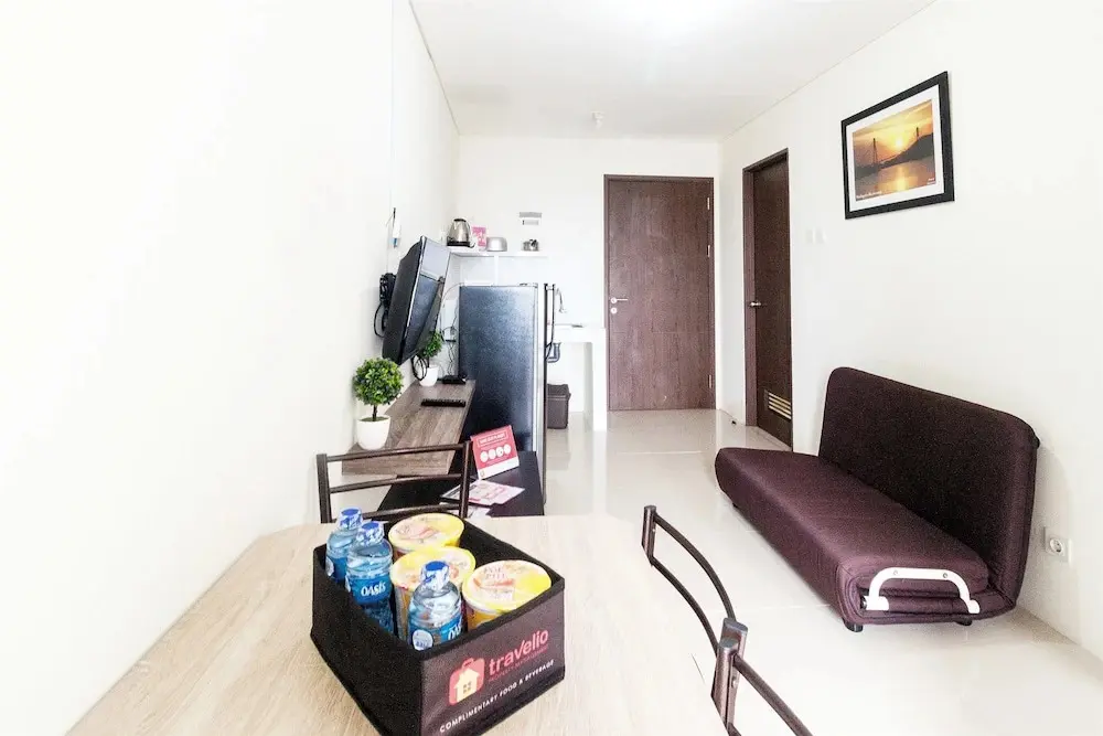 Джакарта: 2 Bedrooms Apartment with Ancol Sea View By Travelio