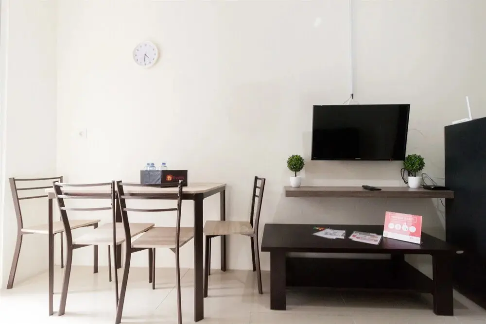 Джакарта: 2 Bedrooms Apartment with Ancol Sea View By Travelio