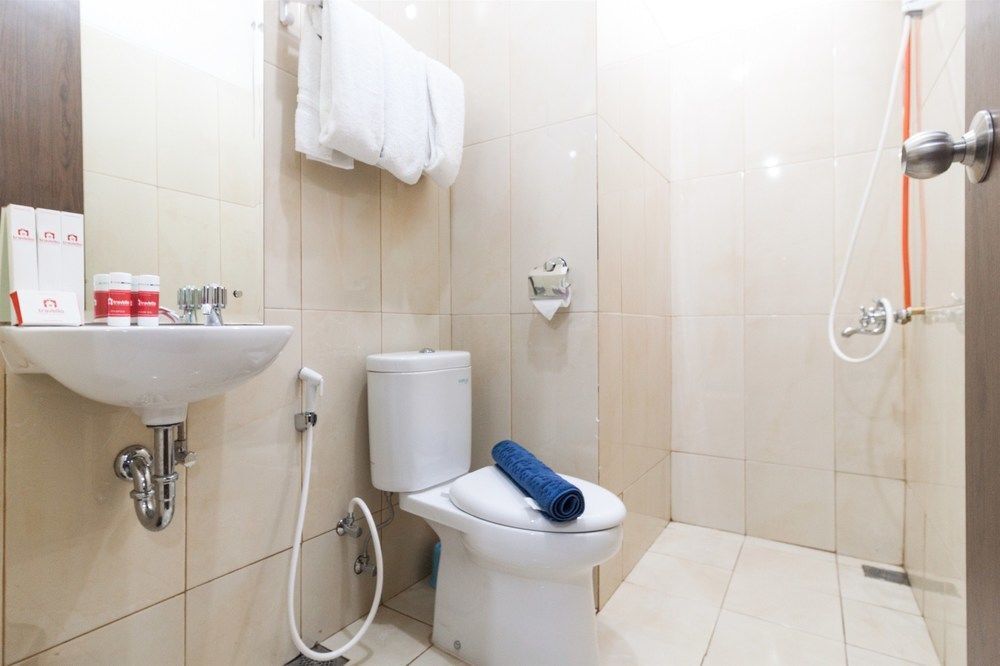 Джакарта: 2 Bedrooms Apartment with Ancol Sea View By Travelio