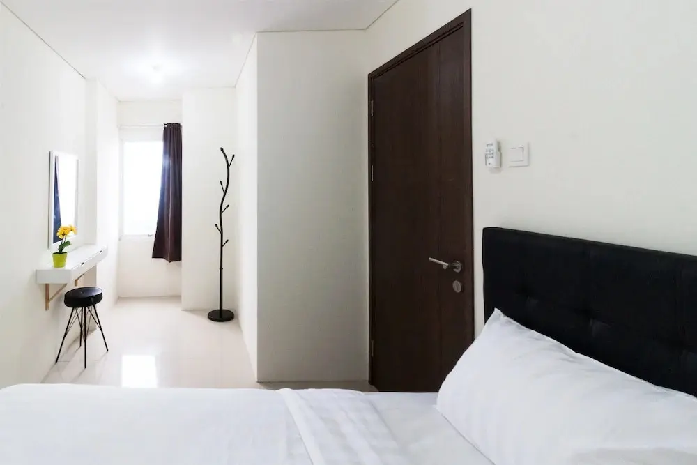 Джакарта: 2 Bedrooms Apartment with Ancol Sea View By Travelio