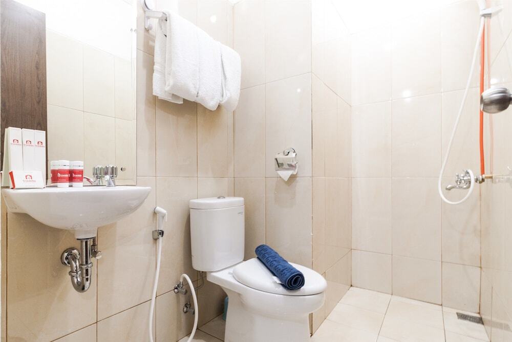 Джакарта: 2 Bedrooms Apartment with Ancol Sea View By Travelio