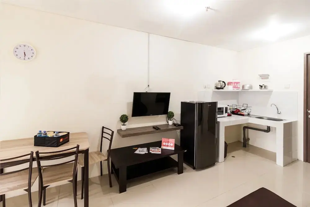Джакарта: 2 Bedrooms Apartment with Ancol Sea View By Travelio