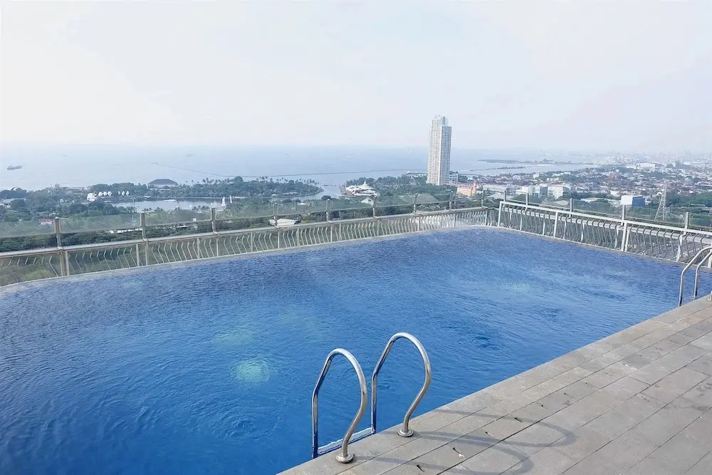 Джакарта: 2 Bedrooms Apartment with Ancol Sea View By Travelio