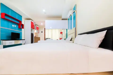 Family Studio Room at Ancol Mansion Apartment By Travelio — фото 1