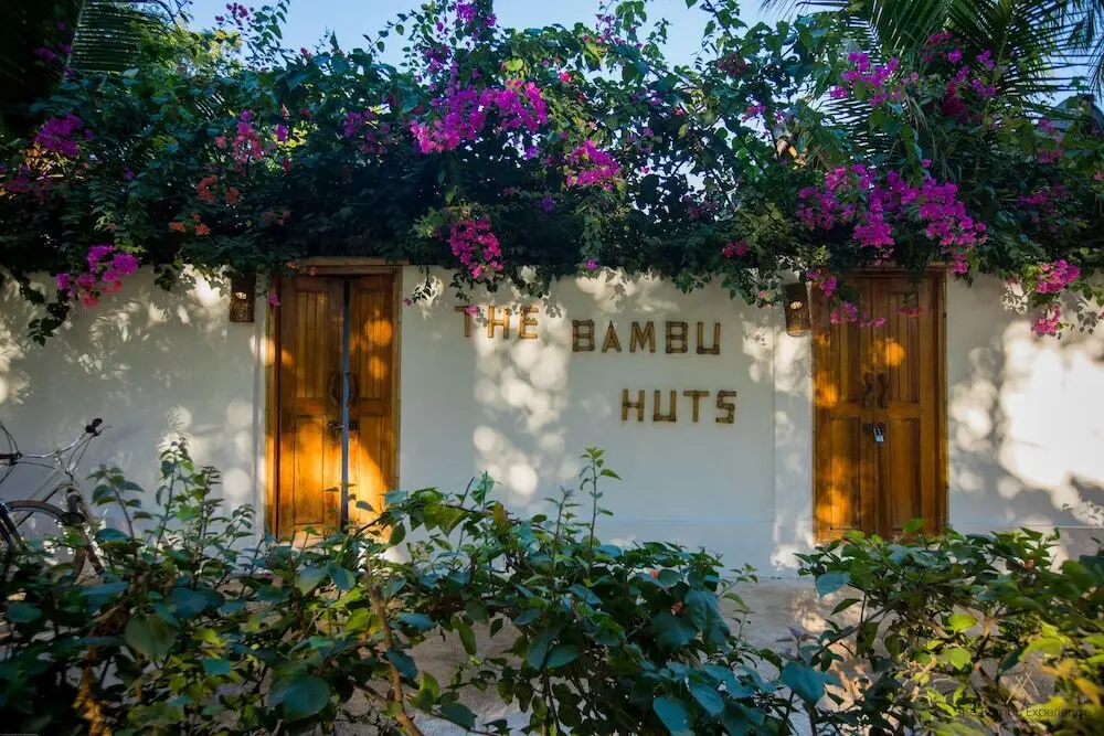Гили Аир: The Bambu Huts