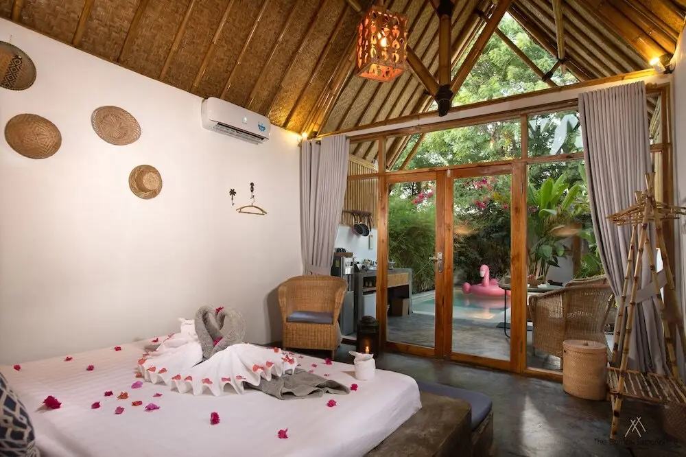 Гили Аир: The Bambu Huts