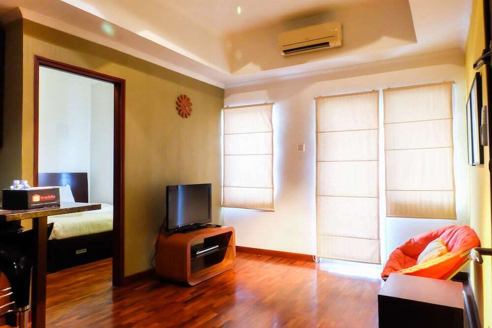 Джакарта: 1 Bedroom Sudirman Park Apartment City View by Travelio