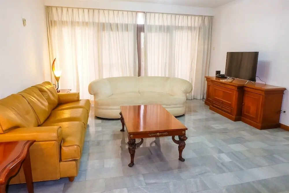 Джакарта: 3 Bedrooms Luxury Senopati SCBD Apartment by Travelio