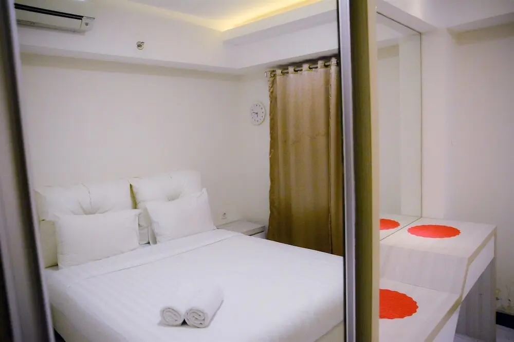 Джакарта: 2 Bedrooms The Wave Kuningan Apartment by Travelio