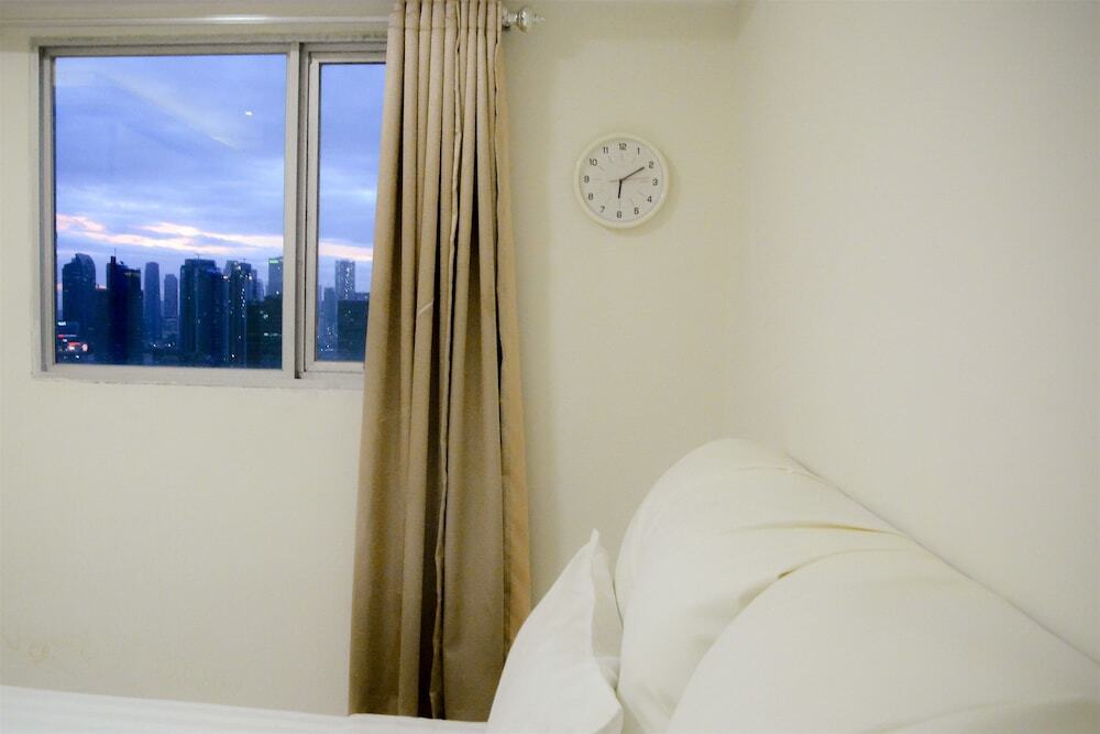 Джакарта: 2 Bedrooms The Wave Kuningan Apartment by Travelio