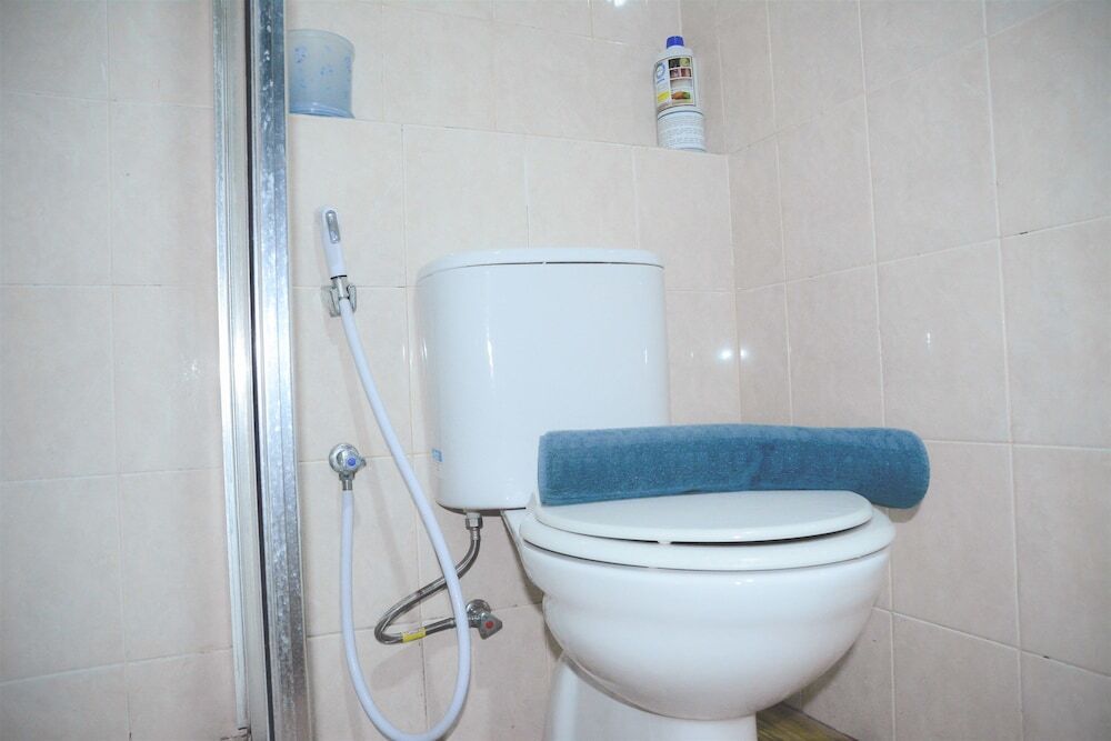 Джакарта: 2 Bedrooms The Wave Kuningan Apartment by Travelio