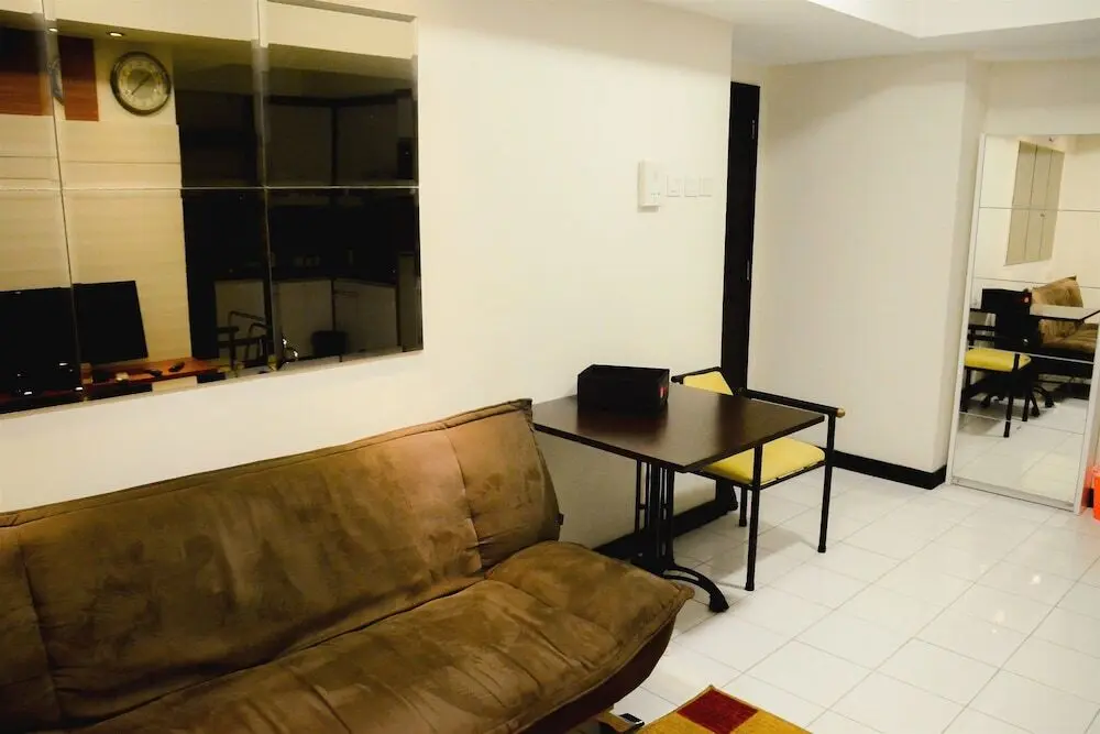 Джакарта: 2 Bedrooms The Wave Kuningan Apartment by Travelio