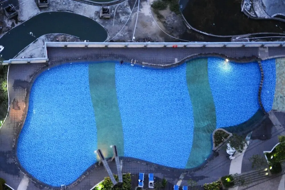 Джакарта: 2 Bedrooms The Wave Kuningan Apartment by Travelio