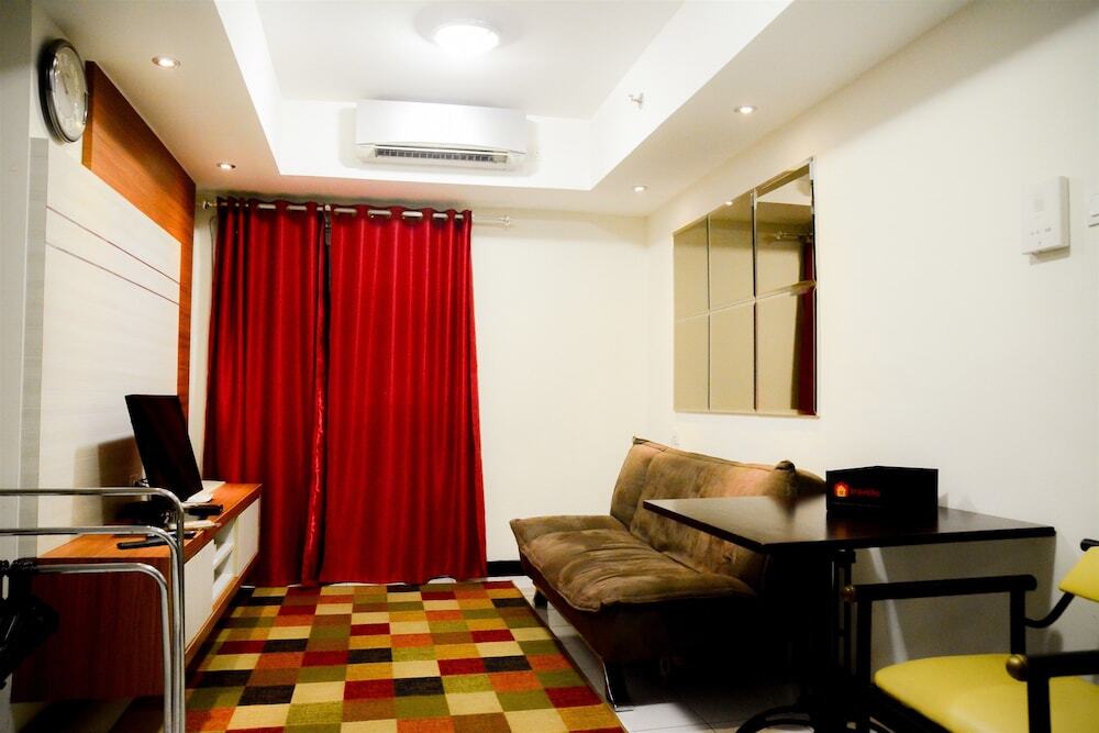 Джакарта: 2 Bedrooms The Wave Kuningan Apartment by Travelio