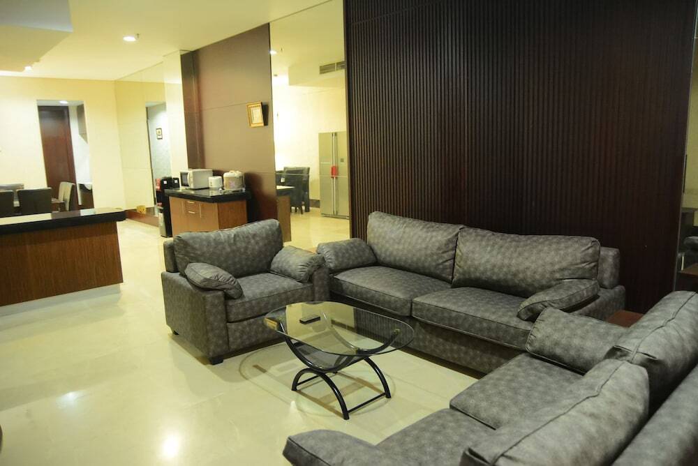 Джакарта: 2 Bedrooms Pearl Garden by Travelio