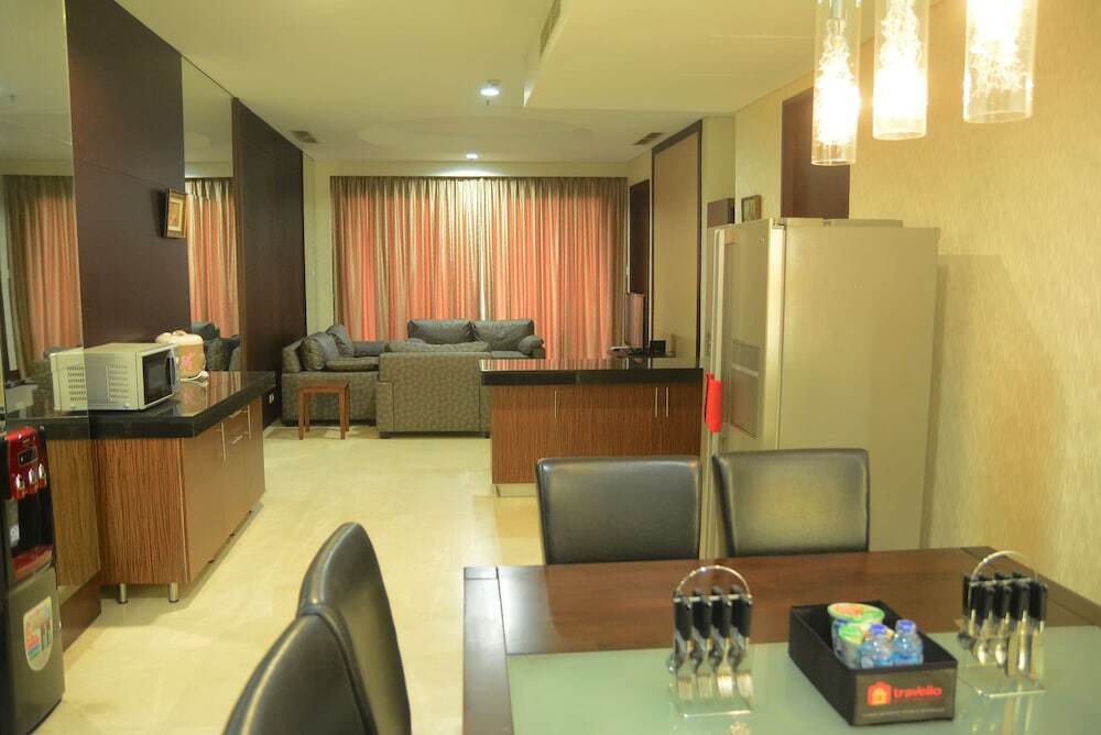Джакарта: 2 Bedrooms Pearl Garden by Travelio