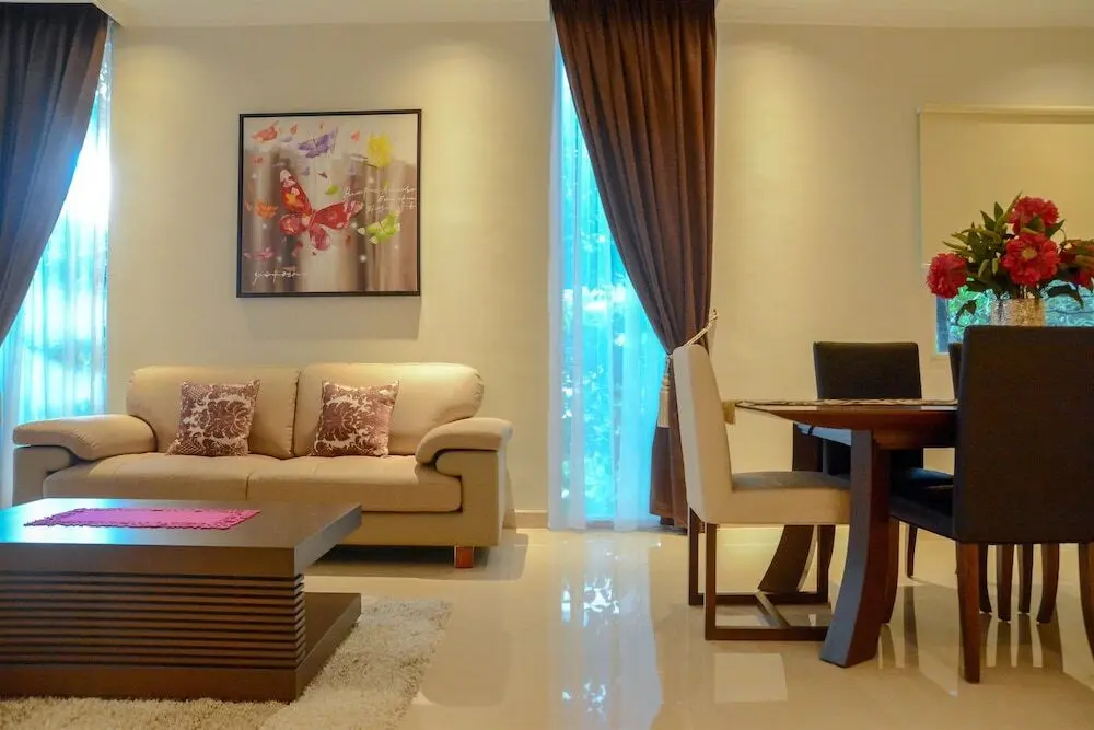 Джакарта: 3 Bedrooms Premium Sudirman Residence by Travelio