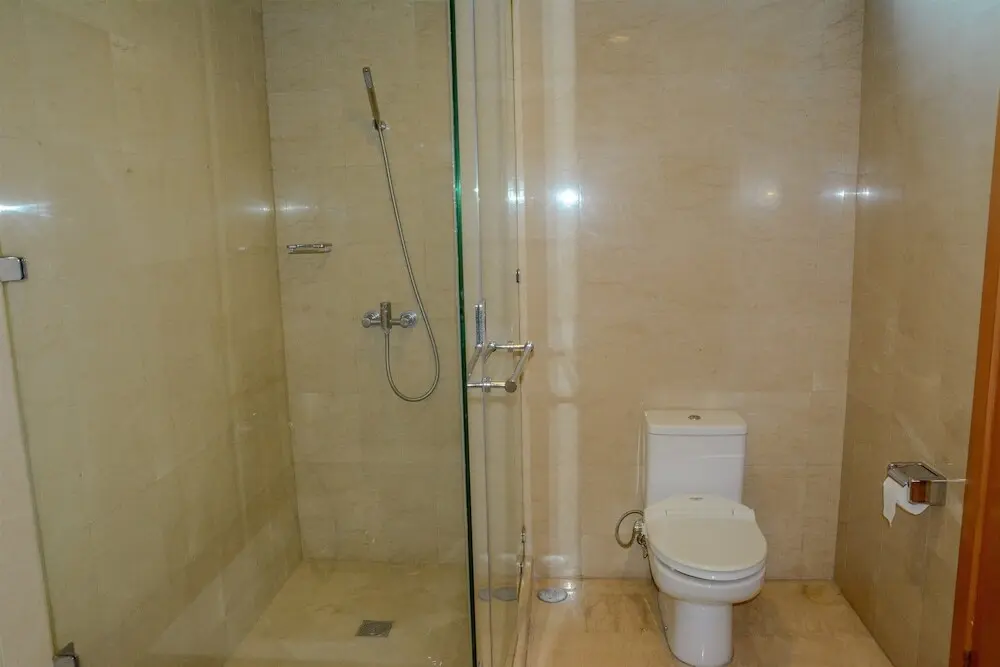 Джакарта: 3 Bedrooms Premium Sudirman Residence by Travelio
