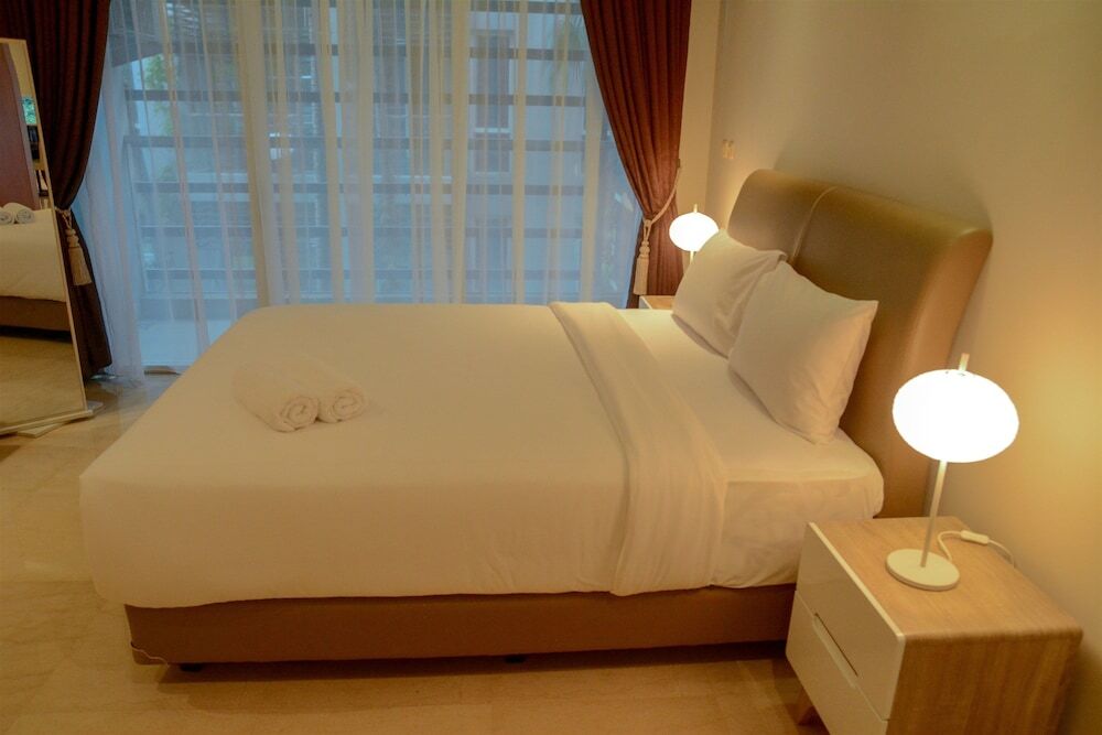 Джакарта: 3 Bedrooms Premium Sudirman Residence by Travelio